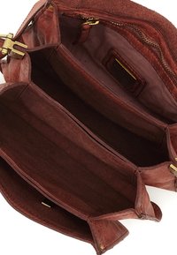 Borsa in pelle di un profondo rosso, con numerosi scomparti, una tasca con zip e hardware in tonalità oro. Interno in suede texturizzato.