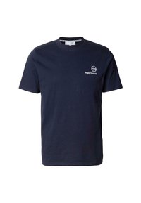 Námořnická modrá bavlněná tričko s kulatým výstřihem, krátkými rukávy a bílým potiskem loga na hrudi. Hladká textura, klasický střih.
