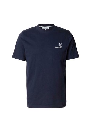 Mørkeblå bomulds t-shirt med rund hals, korte ærmer og hvidt logo print på brystet. Glat tekstur, klassisk pasform.