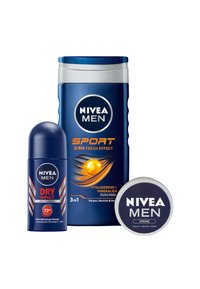 Das NIVEA MEN Produktset enthält ein blaues Antitranspirant, ein blaues 3-in-1 Duschgel mit gelber Grafik und eine silberne Dose mit Creme.