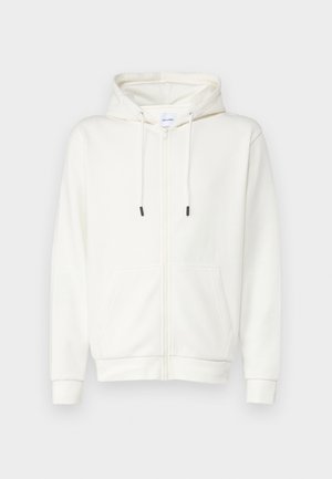 Hvid lynlås hoodie lavet af blødt stof, med en frontlomme, snoretræk og ribbede bek. Glat tekstur med minimal design.