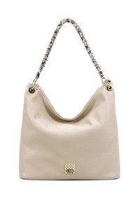 Borsa hobo in pelle beige con finitura testa di moro, tracolla in catena argento e nera, e placca del logo con accenti dorati sul davanti.