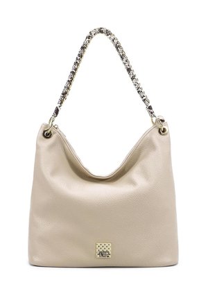 Borsa hobo in pelle beige con finitura testa di moro, tracolla in catena argento e nera, e placca del logo con accenti dorati sul davanti.
