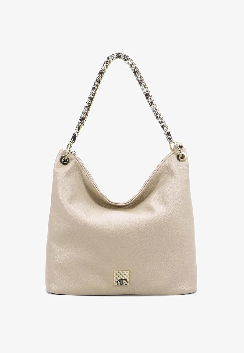 Borsa hobo in pelle beige con finitura testa di moro, tracolla in catena argento e nera, e placca del logo con accenti dorati sul davanti.