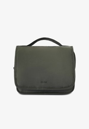 Ciemnozielona torba nylonowa o prostokątnym kształcie, z górnym uchwytem i przeszyciami. Posiada gładką fakturę oraz detal z logo z przodu.