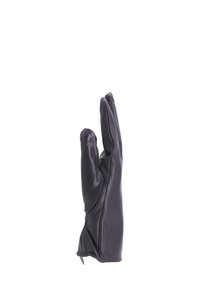Guanto in pelle nera con tre scomparti per le dita distinti, texture liscia, design aderente e polsino leggermente aperto per una facile vestibilità.