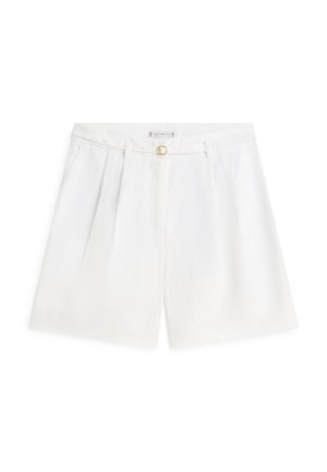 Hvide skræddersyede shorts med høj talje, frontplisseringer, sidelommer, bæltestropper og en lille gylden spænde ved taljen.