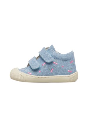 Scarpina azzurra per bambino con ricamo di ciliegie rosa, doppie strisce in Velcro e suola e punta in gomma beige.
