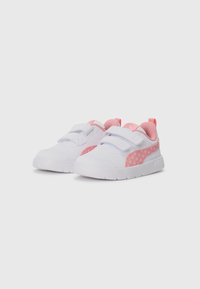 Petites baskets blanches avec des accents roses et des bandes Velcro, conçues pour les tout-petits ou les jeunes enfants.