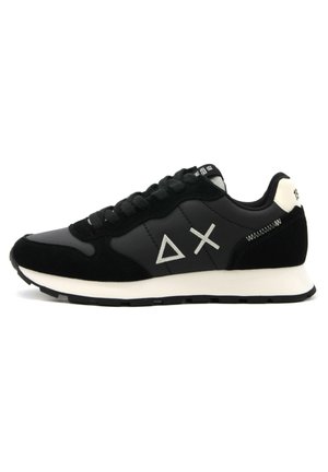 Sneaker nera con materiali in pelle e camoscio. Presenta dettagli bianchi e logo. Design con lacci, suola testurizzata e punta arrotondata.