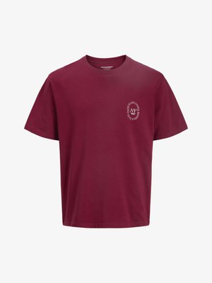 Tricou burgund cu gât rotund și mâneci scurte, cu text circular alb și logo-ul "NY" pe partea stângă a pieptului.