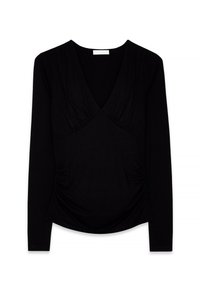 Blusa negra de manga larga con escote en V, con detalles fruncidos en el busto y los lados, y un dobladillo ligeramente curvado.