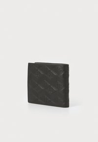 Portafoglio nero in pelle testurizzata con un motivo geometrico, caratterizzato da un design a piega e un dettaglio del logo impresso sulla superficie.