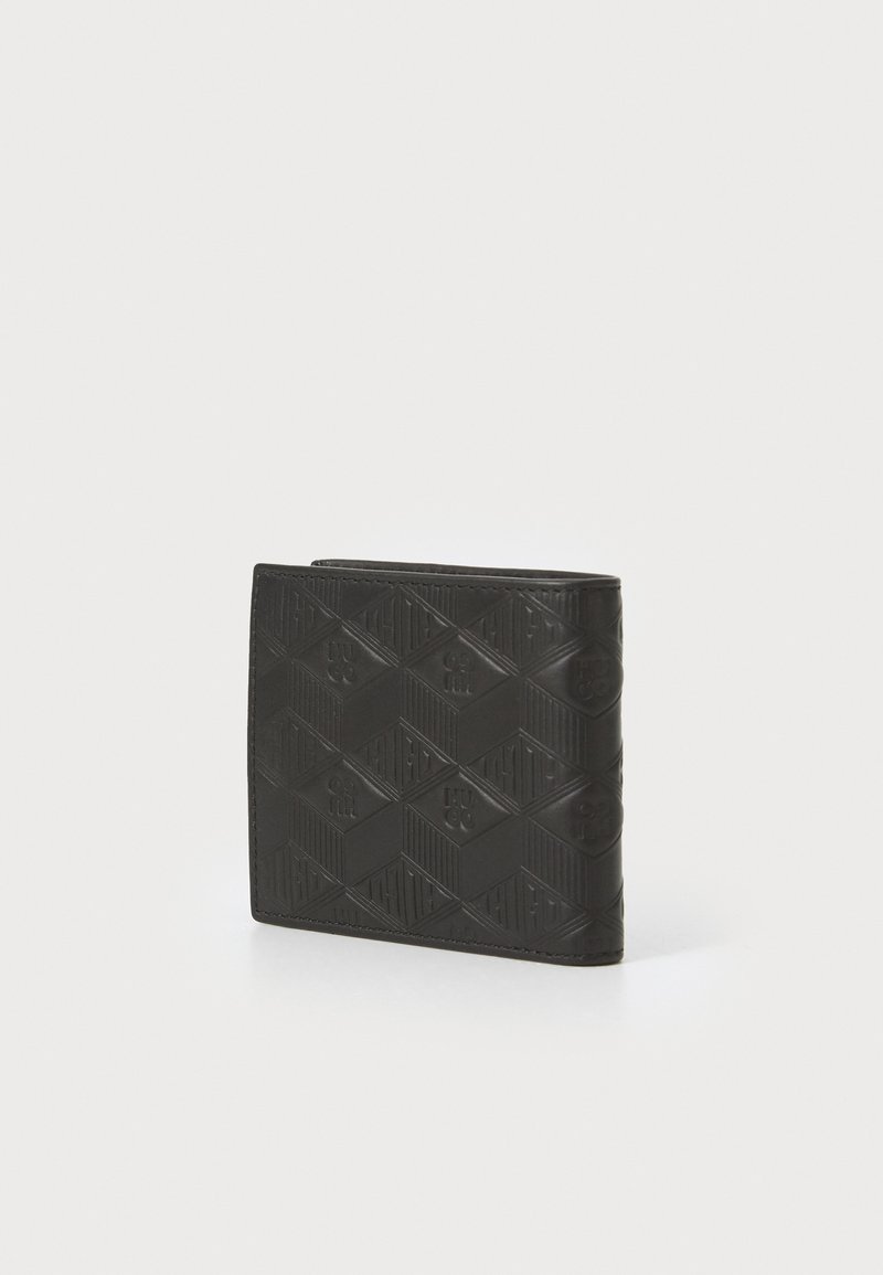Schwarze Geldbörse aus strukturiertem Leder mit geometrischem Muster, verfügt über ein Klappdesign und ein geprägtes Logo-Detail auf der Oberfläche.
