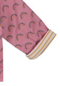 Roze stof met regenboogpatroon; witte en gele gestreepte manchetten. Het mouwontwerp heeft een soepele textuur en levendige, kleurrijke accenten.