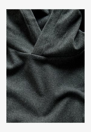 Ciemnoszara bluza z kapturem wykonana z fakturowanej prążkowanej tkaniny, posiadająca zakładany dekolt i miękkie, swobodnie układające się wykończenie.