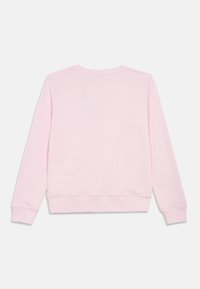 Sudadera de color rosa claro con mangas largas, cuello redondo y puños y dobladillo acanalados. Tejido suave, diseño minimalista, sin logotipos ni patrones visibles.