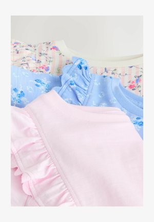 Kolm volditud beebitoppi pastelses roosas, helerohelises lilledega volangidega ning kreemjas roosade triipude ja lillemustriga.