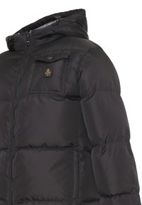 Giubbotto piumino nero con cappuccio, dotato di chiusura a zip e tasca frontale. Realizzato in materiale lucido con sezioni trapuntate e un'etichetta con logo.
