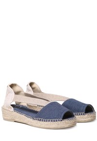 Espadrile z odprtim prstom iz modrega denim blaga, z bež elastičnimi trakovi in jutenimi podplati. Imajo stkano okras na peti.