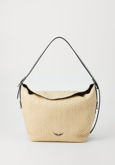 Beige geweven tas met een gestructureerde, ronde vorm. Voorzien van een grijze handgreep en een klep sluiting, met subtiele metalen branding aan de voorkant.