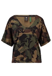 Kamouflage-mönstrad kortärmad V-ringad skjorta i gröna, bruna och svarta nyanser; tillverkad av mjukt tyg med en avslappnad passform och uppvikta ärmar.