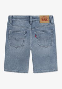 Τζιν σορτς σε ανοιχτό μπλε με ευθεία κοπή, διαθέτουν δύο πίσω τσέπες και δερμάτινη ετικέτα στη μέση με το λογότυπο της μάρκας.