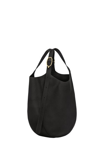 Schwarze Leder-Eimerhandtasche mit verstellbarem Riemen und goldfarbener ovaler Schnalle, abgerundetem Boden und glatter Textur.