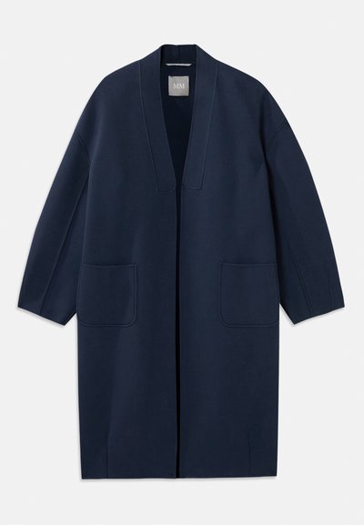 Jūras zila garā mēteli ar brīvu piegriezumu, plašiem piedurknēm, V veida kakla izgriezumu un divām priekšējām kabatām. Izgatavots no gludas, teksturētas auduma.