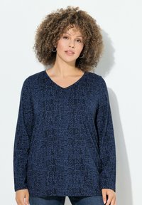 Top a maniche lunghe V in navy con un motivo testuale astratto ripetuto in blu chiaro. Tessuto morbido con una vestibilità rilassata e una trama delicata.
