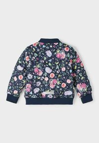 Floral bomberjack met een marineblauwe achtergrond, voorzien van kleurrijke bloemenpatronen, geribde mouwen en een gebande kraag. Zachte gewatteerde structuur.