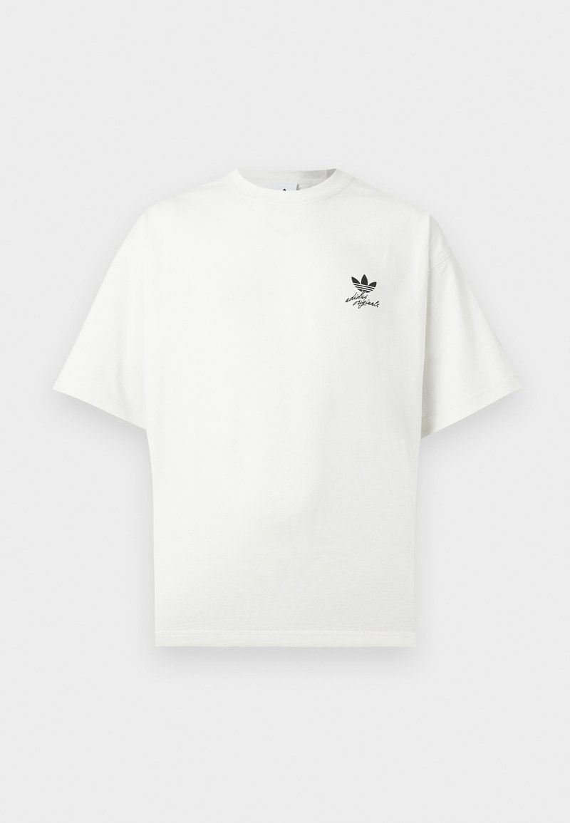 T-shirt blanc à manches courtes avec logo et inscription Adidas Originals noirs sur le côté gauche de la poitrine, présenté sur un fond clair uni.