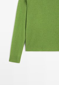 Pull vert en maille avec manches longues, poignets côtelés et ourlet côtelé, présenté sur fond blanc.