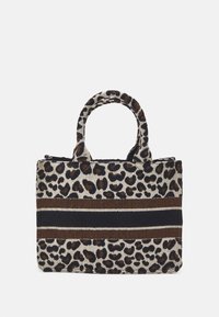 Luipaardprint tote bag met zwart en bruine gestreepte accenten, gemaakt van gestructureerde stof, met twee ronde handvatten en een ritssluiting.