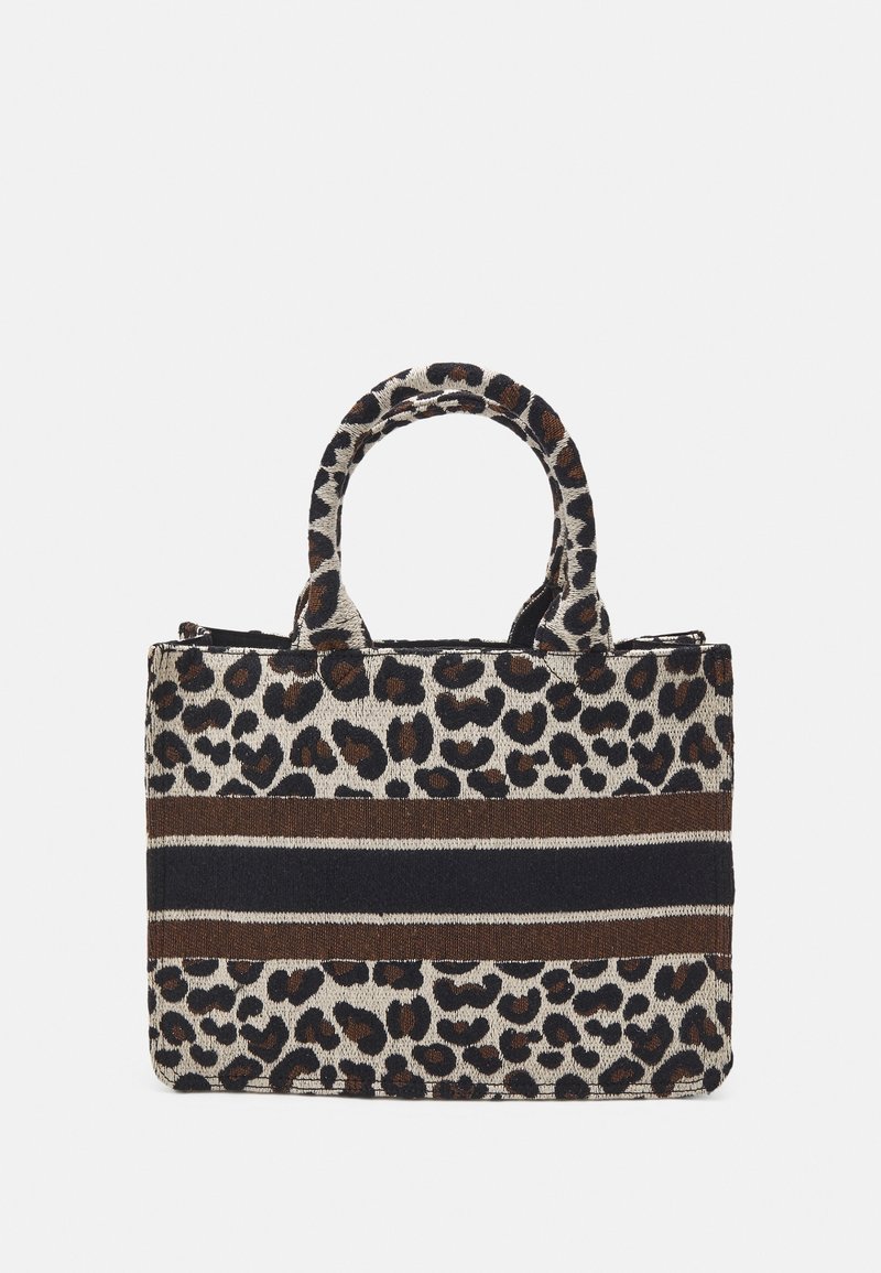 Luipaardprint tote bag met zwart en bruine gestreepte accenten, gemaakt van gestructureerde stof, met twee ronde handvatten en een ritssluiting.