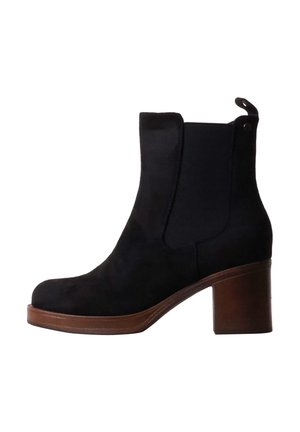 Bota de ante negra hasta el tobillo con tacón cuadrado marrón y panel lateral elástico, vista lateral sobre fondo blanco.