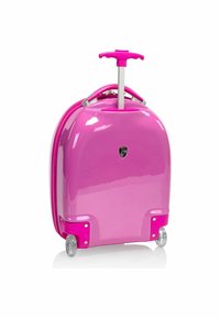Harde roze koffer met een glanzende afwerking, telescopische handgreep en vier wielen voor mobiliteit. Voorzien van een logo-embleem aan de voorkant.