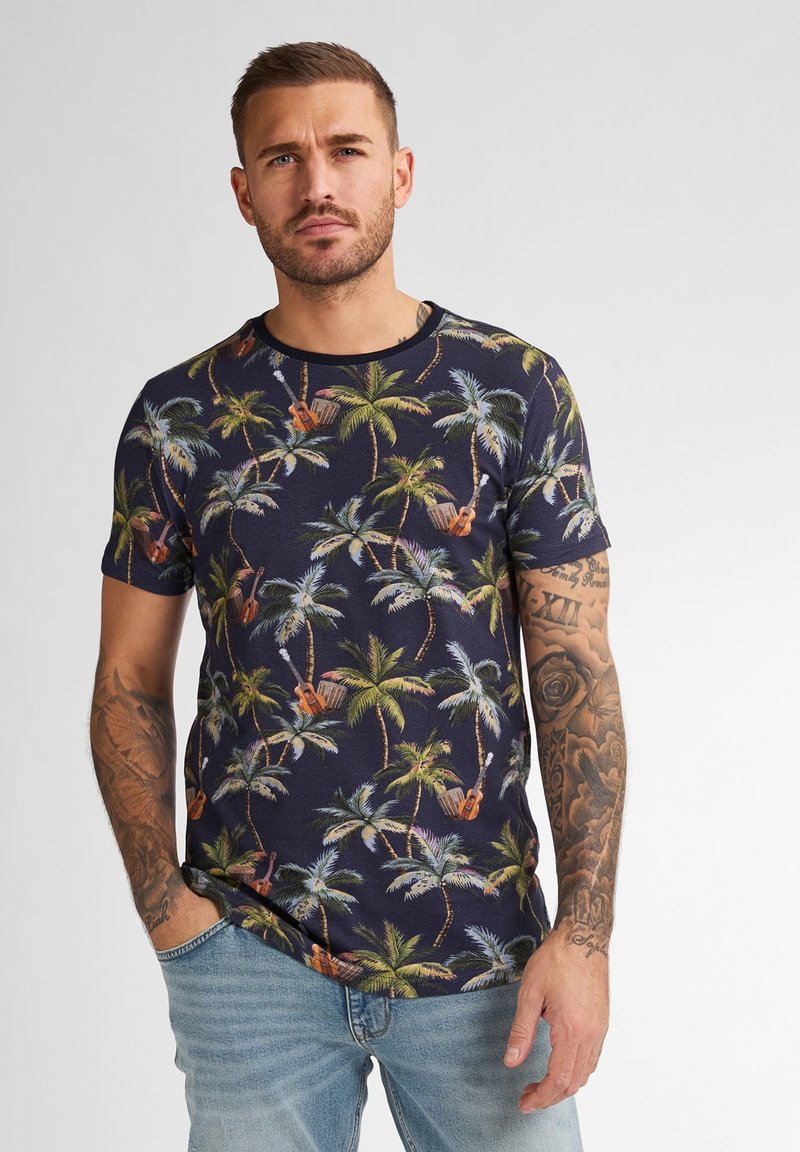 Krátký rukáv tričko vyrobené z bavlny, s námořnickým pozadím a potiskem tropické palmy a kytary. Design s kulatým výstřihem.