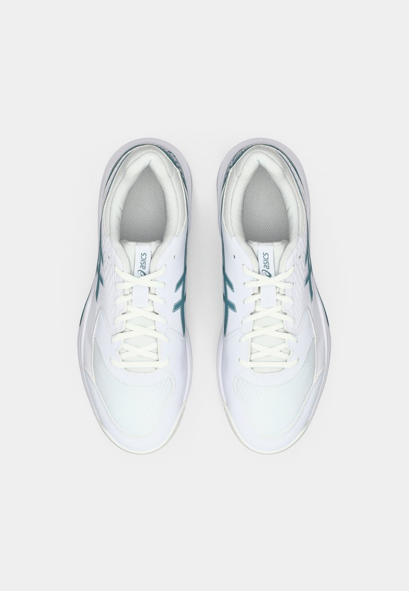 Weiße Sportschuhe mit einem Obermaterial aus Mesh, ausgestattet mit türkisfarbenen Akzenten und einer abgerundeten Zehenpartie. Schnürdesign mit gepolsterter Zunge und Schaft.