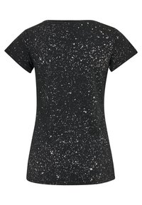 Camiseta negra con un patrón salpicado en blanco, de mangas cortas y escote redondo. Está hecha de una tela suave y lisa.