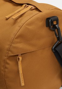 Timberland DUFFEL  - Weekendtasker - dark wheat boot