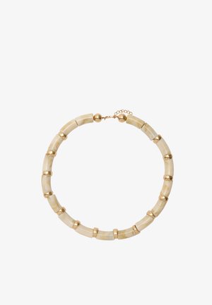 Naszyjnik z koralików z cylindrycznymi białymi koralikami o marmurkowym efekcie, przeplatanymi złotymi metalowymi akcentami i okrągłym zapięciem.