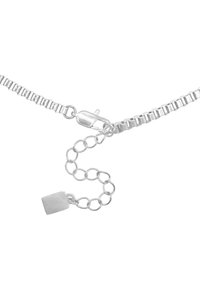 Collana in argento con design a maglie e chiusura a granchio, dotata di catena di estensione e dettaglio con targhetta rettangolare.