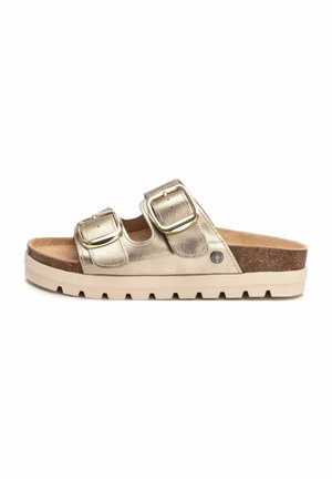 Sandalias deslizables metálicas doradas con dos hebillas ajustables, plantilla de corcho y suela de goma crema con un patrón de textura en la suela.