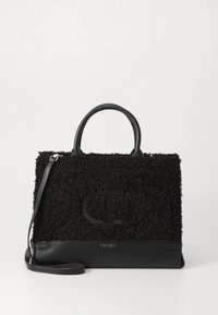 Zwarte handtas met een gestructureerde, zachte wollen buitenkant en een glad leren onderkant. Voorzien van korte handvatten en een afneembare schouderriem.