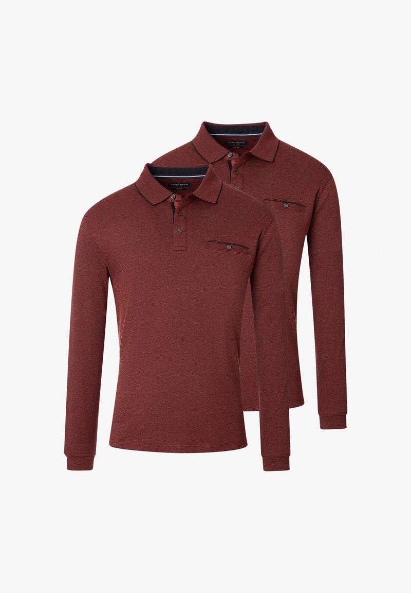 Langærmede polo shirts i en mørkerød meleret stof, med en traditionel krave, tre-knaps placket og brystlomme detalje.