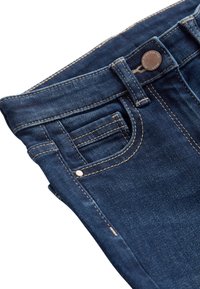 Jeans in denim blu scuro con cuciture visibili, una piccola tasca frontale e una chiusura a bottone metallico in vita. Texture liscia.