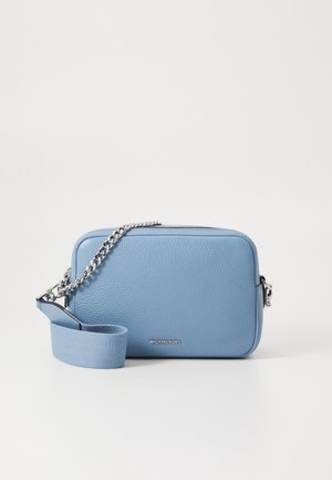 Borsa a tracolla in pelle blu cielo con superficie texturizzata, tracolla in catena argento e spallaccio in tessuto. Chiusura con zip nella parte superiore.