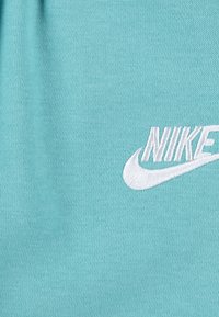 Nike Sportswear CLUB UNISEX SET - Majica s kapuljačom i patentnim zatvaračem - green frost