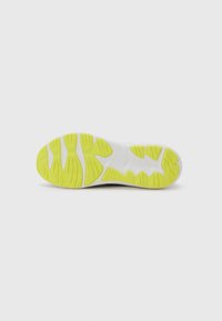 Semelle de chaussure dotée d'une base blanche avec une semelle extérieure en caoutchouc jaune à motifs et des sections texturées pour une prise en main, conçue pour l'adhérence et la flexibilité.